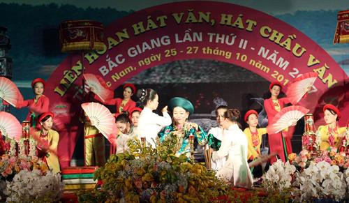 Một tiết mục Chầu văn tại liên hoan. Ảnh: Đồng Thúy - TTXVN Một tiết mục Chầu văn tại liên hoan. Ảnh: Đồng Thúy - TTXVN