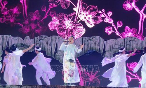 Chương trình nghệ thuật trong đêm khai mạc Lễ hội “Quảng Bình - Bí ẩn bất tận”.Ảnh: Võ Dung - TTXVN Chương trình nghệ thuật trong đêm khai mạc Lễ hội “Quảng Bình - Bí ẩn bất tận”.Ảnh: Võ Dung - TTXVN