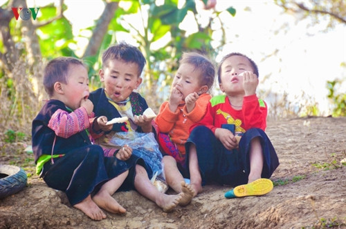 Nét ngộ nghĩnh đáng yêu của các cô cậu nhóc trong một bản làng xa xôi của Sơn La.
