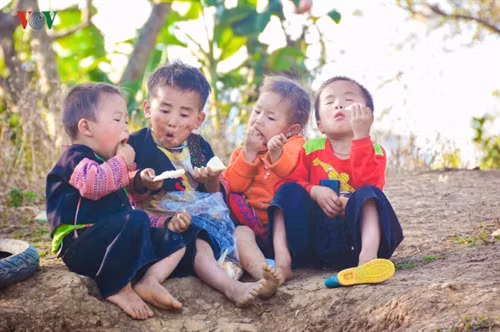 Nét ngộ nghĩnh đáng yêu của các cô cậu nhóc trong một bản làng xa xôi của Sơn La.