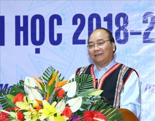 Thủ tướng Nguyễn Xuân Phúc phát biểu. Ảnh: Thống Nhất – TTXVN Thủ tướng Nguyễn Xuân Phúc đánh trống khai giảng năm học mới 2018-2019 tại Trường Phổ thông Dân tộc nội trú huyện Tu Mơ Rông, tỉnh Kon Tum. Ảnh: Thống Nhất – TTXVN Thủ tướng Nguyễn Xuân Phúc với học sinh Trường Dân tộc nội trú huyện Tu Mơ Rông, tỉnh Kon Tum. Ảnh: Thống Nhất – TTXVN Thủ tướng Nguyễn Xuân Phúc phát biểu. Ảnh: Thống Nhất – TTXVN Thủ tướng Nguyễn Xuân Phúc đánh trống khai giảng năm học mới 2018-2019 tại Trường Phổ thông Dân tộc nội trú huyện Tu Mơ Rông, tỉnh Kon Tum. Ảnh: Thống Nhất – TTXVN Thủ tướng Nguyễn Xuân Phúc với học sinh Trường Dân tộc nội trú huyện Tu Mơ Rông, tỉnh Kon Tum. Ảnh: Thống Nhất – TTXVN