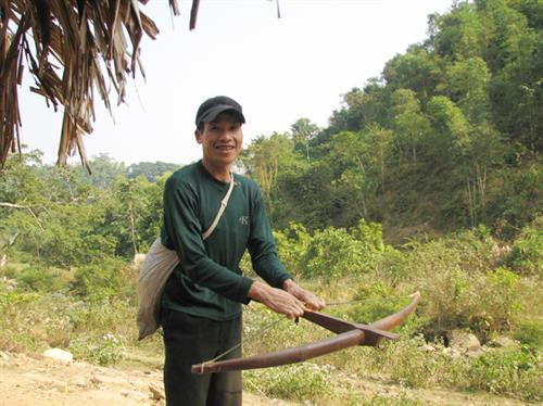 Một người dân đi bắt chuột lang Một người dân đi bắt chuột lang