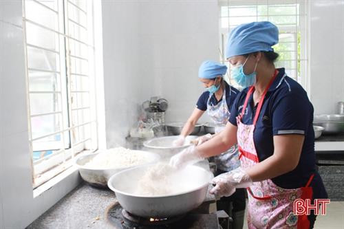 Việc sơ chế thức ăn ở Trường Tiểu học Nam Hà (TP Hà Tĩnh) được thực hiện theo quy trình. Nguồn ảnh: baohatinh.vn Việc sơ chế thức ăn ở Trường Tiểu học Nam Hà (TP Hà Tĩnh) được thực hiện theo quy trình. Nguồn ảnh: baohatinh.vn