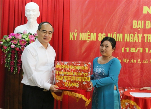 Chủ tịch Ủy ban Trung ương Mặt trận Tổ quốc Việt Nam Nguyễn Thiện Nhân tặng quà khu dân cư ấp Mỹ An 2, xã Mỹ Hòa Hưng, thành phố Long Xuyên (tỉnh An Giang). Ảnh: Công Mạo- TTXVN. Ảnh: Công Mạo- TTXVN