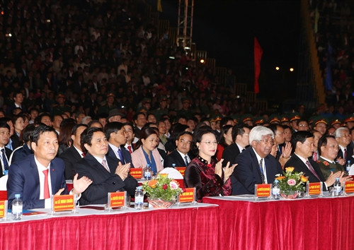 Chủ tịch Quốc hội Nguyễn Thị Kim Ngân và các đại biểu dự Lễ Kỷ niệm 80 Ngày truyền thống công nhân vùng mỏ - Truyền thống ngành than (12/11/1936 - 12/11/2016). Ảnh: Trọng Đức – TTXVN