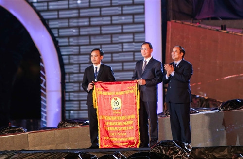 Tại buổi lễ, tỉnh Quảng Ninh đã đón nhận bằng chứng nhận Di tích cấp Quốc gia “Địa điểm Bác Hồ về thăm Mỏ Đèo Nai” và bức trướng của Tổng Liên đoàn Lao động Việt Nam. Ảnh: Trọng Đạt - TTXVN