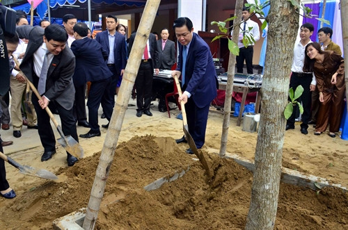 Phó Thủ tướng Vương Đình Huệ trồng câyĐại đoàn kết tại khối Trung Hòa, phường Nghi Hòa, thị xã Cửa Lò, tỉnh Nghệ An. Ảnh: Tá Chuyên- TTXVN