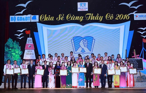 Tại chương trình, mỗi giáo viên đã được trao tặng Bằng khen của Trung ương Hội Liên hiệp Thanh niên Việt Nam, Kỷ niệm chương và một sổ tiết kiệm trị giá 10 triệu đồng. Ảnh: Quý Trung- TTXVN Tại chương trình, mỗi giáo viên đã được trao tặng Bằng khen của Trung ương Hội Liên hiệp Thanh niên Việt Nam, Kỷ niệm chương và một sổ tiết kiệm trị giá 10 triệu đồng. Ảnh: Quý Trung- TTXVN