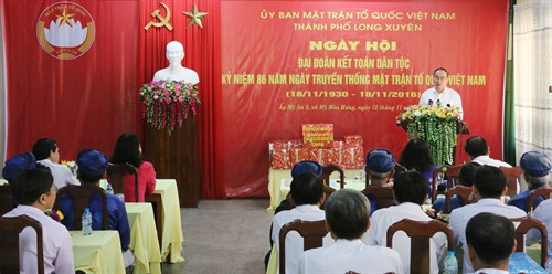 Chủ tịch Ủy ban Trung ương Mặt trận Tổ quốc Việt Nam Nguyễn Thiện Nhân phát biểu tại ngày hội Đại đoàn kết toàn dân tộc tại khu dân cư ấp Mỹ An 2, xã Mỹ Hòa Hưng, thành phố Long Xuyên (tỉnh An Giang). Ảnh: Công Mạo- TTXVN