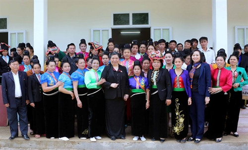 Phó Chủ tịch thường trực Quốc hội Tòng Thị Phóng với các đại biểu ở Bản Hun, xã Chiềng Cọ, thành phố Sơn La, tỉnh Sơn La. Ảnh: Phương Hoa- TTXVN