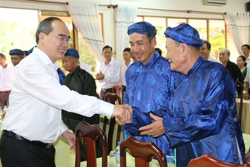 Chủ tịch Ủy ban Trung ương Mặt trận Tổ quốc Việt Nam Nguyễn Thiện Nhân với các đai biểu. Ảnh: Công Mạo- TTXVN