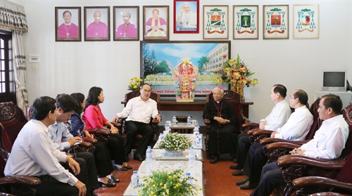 Nhân dịp này, Chủ tịch Ủy ban Trung ương Mặt trận Tổ quốc Việt Nam Nguyễn Thiện Nhân cùng đoàn công tác đã đến thăm Tòa Giám mục Long Xuyên (tỉnh An Giang). Ảnh: Công Mạo- TTXVN * Ngày 12/11 Phó Chủ tịch Quốc hội Tòng Thị Phóng đã về dự Ngày hội đại đoàn kết toàn dân tộc cùng đồng bào bản Hùn, xã Chiềng Cọ, thành phố Sơn La, một trong những đơn vị tiêu biểu về xây dựng nông thôn mới của tỉnh Sơn La. Phó Chủ tịch thường trực Quốc hội Tòng Thị Phóng với nhân dân Bản Hun, xã Chiềng Cọ, thành phố Sơn La, tỉnh Sơn La. Ảnh: Phương Hoa- TTXVN