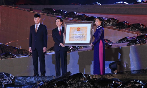 Thứ trưởng Bộ Văn hóa- Thể thao và Du lịch DDawngj Thị Bích Liên trao Bằng chứng nhận Di tích cấp Quốc gia “Địa điểm Bác Hồ về thăm Mỏ Đèo Nai cho lãnh đạo Tập đoàn Công nghiệp Than - Khoáng sản Việt Nam. Ảnh: Trọng Đạt - TTXVN