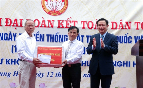 Phó Thủ tướng Vương Đình Huệ tặng quà cho khối Trung Hòa, phường Nghi Hòa và các hộ dân tiêu biểu. Ảnh: Tá Chuyên- TTXVN