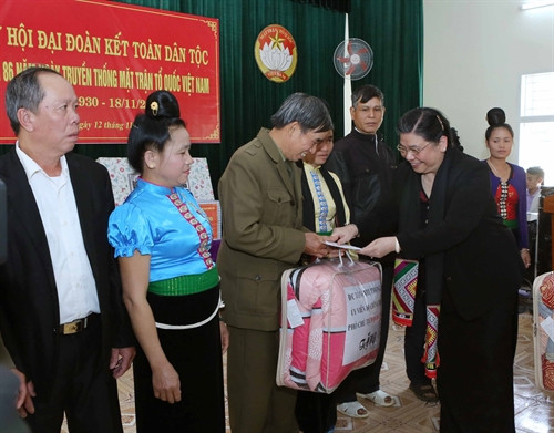 Phó Chủ tịch thường trực Quốc hội Tòng Thị Phóng tặng quà cho các gia đình văn hóa tiêu biểu ở khu dân cư Bản Hun, xã Chiềng Cọ, thành phố Sơn La, tỉnh Sơn La. Ảnh: Phương Hoa- TTXVN