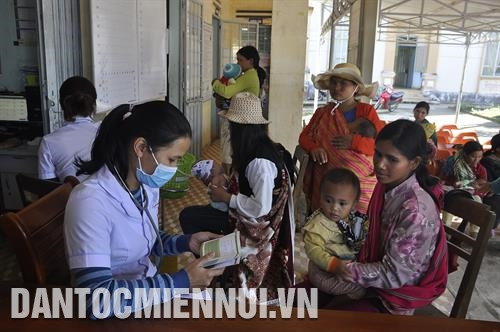 Công tác chăm sóc sức khỏe cho đồng bào dân tộc Xê-đăng luôn được Đảng và Nhà nước quan tâm. Ảnh: Văn Phương Bác sĩ A Nhôm, người dân tộc Xê-đăng, hiện là Phó Giám đốc Trung tâm Y tế huyện Đăk Tô thăm, khám bệnh cho con em đồng bào dân tộc. Ảnh: Văn Phương