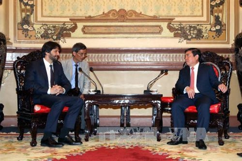 Chủ tịch UBND Nguyễn Thành Phong tiếp Phó Thủ tướng, Bộ trưởng Bộ Nội vụ nước Cộng hoà Slovakia Robert Kalinak. Ảnh: Thanh Vũ - TTXVN