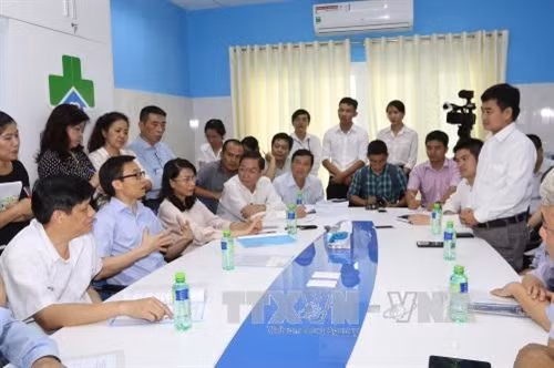 Phó Thủ tướng Vũ Đức Đam gặp gỡ các y, bác sĩ, nhà đầu tư Phòng khám gia đình – Trung tâm y tế phường 11, quận 3 – Thành phố Hồ Chí Minh. Ảnh: Thanh Vũ-TTXVN