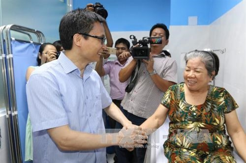 Phó Thủ tướng Vũ Đức Đam gặp gỡ bệnh nhân đang khám điều trị bệnh tại Phòng khám gia đình – Trung tâm y tế phường 11, quận 3 – Thành phố Hồ Chí Minh. Ảnh: Thanh Vũ-TTXVN Phó Thủ tướng Vũ Đức Đam gặp gỡ bệnh nhân đang khám điều trị bệnh tại Phòng khám gia đình – Trung tâm y tế phường 11, quận 3 – Thành phố Hồ Chí Minh. Ảnh: Thanh Vũ-TTXVN