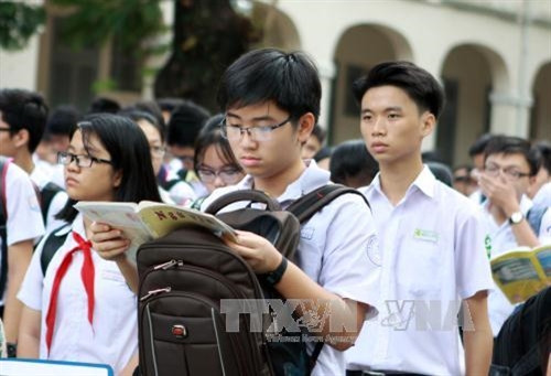 Thí sinh ôn lại bài trước khi vào thi môn Ngữ văn tại Hội đồng thi Trường Chuyên Lê Hồng Phong. Ảnh: Phương Vy- TTXVN