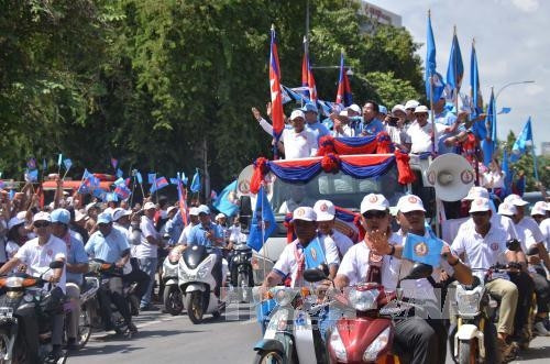Chủ tịch CPP, Thủ tướng Samdech Hun Sen (giữa) trên xe cổ động, dẫn đầu đoàn tuần hành của CPP qua ngã tư Bokor. Ảnh:Trần Chí Hùng-Phóng viên TTXVN tại Campuchia.