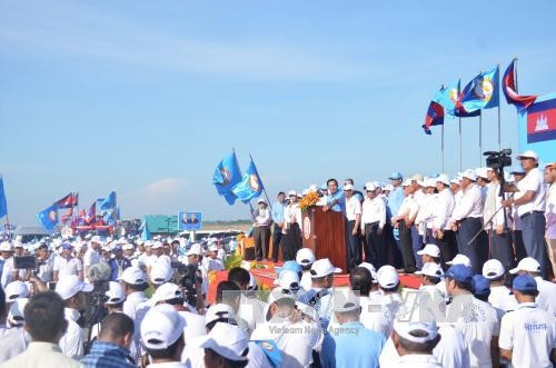 Chủ tịch CPP, Thủ tướng Samdech Hun Sen phát biểu khởi động cuộc tuần hành. Ảnh:Phan Minh Hưng-Phóng viên TTXVN tại Campuchia.
