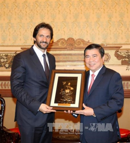 Chủ tịch UBND Nguyễn Thành Phong tặng quà Phó Thủ tướng, Bộ trưởng Bộ nội vụ nước Cộng hoà Slovakia Robert Kalinak. Ảnh: Thanh Vũ-TTXVN