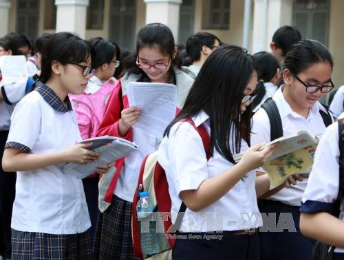 Thí sinh ôn lại bài trước khi vào thi môn Ngữ văn tại Hội đồng thi Trường Chuyên Lê Hồng Phong. Ảnh: Phương Vy- TTXVN