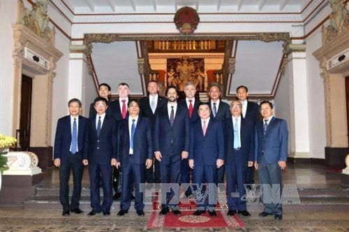 Chủ tịch Nguyễn Thành Phong với Phó Thủ tướng, Bộ trưởng Bộ nội vụ nước Cộng hoà Slovakia Robert Kalinak cùng các đại biểu. Ảnh: Thanh Vũ - TTXVN