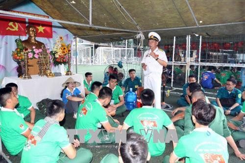 Cựu chiến binh quận 1 giao lưu với thanh niên trúng tuyển nghĩa vụ quân sự năm 2018. Ảnh: Thanh Vũ -TTXVN