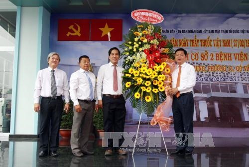 Đồng chí Đinh La Thăng, Ủy viên Bộ Chính trị, Bí thư Thành ủy Thành phố Hồ Chí Minh tặng hoa chúc mừng Cơ sở 2 Bệnh viện Quận Gò Vấp nhân kỷ niệm 62 năm Ngày Thầy thuốc Việt Nam (27/2). Ảnh: Phương Vy-TTXVN. Đồng chí Đinh La Thăng, Ủy viên Bộ Chính trị, Bí thư Thành ủy Thành phố Hồ Chí Minh tặng hoa chúc mừng Cơ sở 2 Bệnh viện Quận Gò Vấp nhân kỷ niệm 62 năm Ngày Thầy thuốc Việt Nam (27/2). Ảnh: Phương Vy-TTXVN.