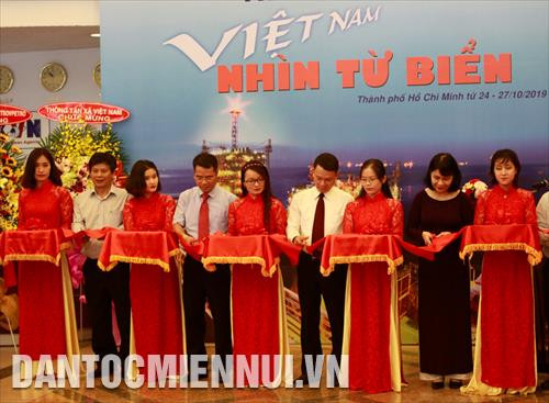 Ông Nguyễn Đức Lợi, Ủy viên Trung ương Đảng, Tổng giám đốc TTXVN (thứ tư, từ phải sang) cùng các đại biểu cắt băng khai mạc triển lãm Ông Nguyễn Đức Lợi, Ủy viên Trung ương Đảng, Tổng giám đốc TTXVN (thứ tư, từ phải sang) cùng các đại biểu cắt băng khai mạc triển lãm