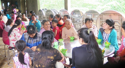 Các bệnh nhân nghèo ở xa được nhà chùa cấp suất ăn miễn phí