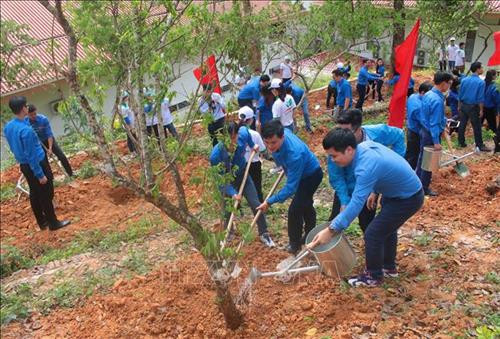 Đoàn viên, thanh niên trồng cây tại Khu di tích Quốc gia đặc biệt Pác Bó. Ảnh: Chu Hiệu – TTXVN Đoàn viên, thanh niên trồng cây tại Khu di tích Quốc gia đặc biệt Pác Bó. Ảnh: Chu Hiệu – TTXVN