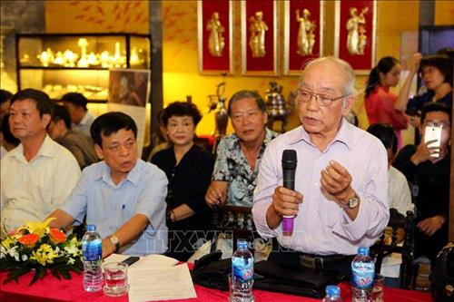 Nghệ nhân Nguyễn Văn Nhân – Nghề vàng bạc Châu Khê (Hải Dương) chia sẻ kinh nghiệm làm nghề. Ảnh: Thành Đạt – TTXVN