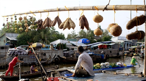 Một cách giới thiệu độc đáo những mặt hàng được bán trên ghe.