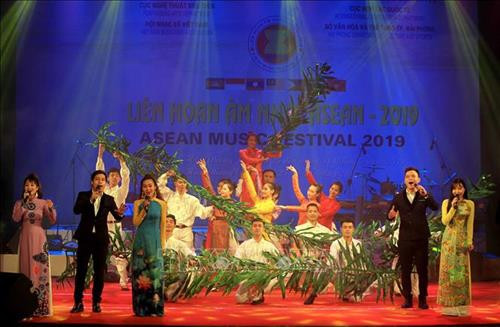 Các tiết mục văn nghệ tại Liên hoan âm nhạc ASEAN – 2019. Ảnh: An Đăng – TTXVN Các tiết mục văn nghệ tại Liên hoan âm nhạc ASEAN – 2019. Ảnh: An Đăng – TTXVN
