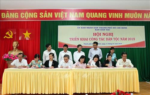 Lễ ký giao ước thi đua thực hiện công tác dân tộc giữa đại diện các Ủy ban nhân dân quận, huyện của Thành phố và Ban Dân tộc Thành phố. Ảnh: Xuân Khu-TTXVN Lễ ký giao ước thi đua thực hiện công tác dân tộc giữa đại diện các Ủy ban nhân dân quận, huyện của Thành phố và Ban Dân tộc Thành phố. Ảnh: Xuân Khu-TTXVN