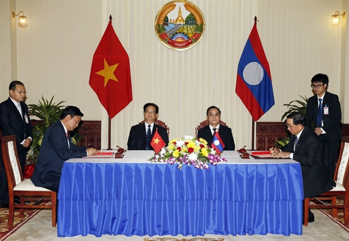 Thủ tướng Nguyễn Tấn Dũng và Thủ tướng Lào Thongsing Thammavong chứng kiến Lễ ký Bản ghi nhớ giữa Chính phủ hai nước về Chiến lược hợp tác trong lĩnh vực giao thông vận tải giai đoạn 2016-2025, tầm nhìn 2030. Ảnh: Đức Tám – TTXVN Thủ tướng Nguyễn Tấn Dũng và Thủ tướng Lào Thongsing Thammavong chứng kiến Lễ ký Bản ghi nhớ giữa Chính phủ hai nước về Chiến lược hợp tác trong lĩnh vực giao thông vận tải giai đoạn 2016-2025, tầm nhìn 2030. Ảnh: Đức Tám – TTXVN