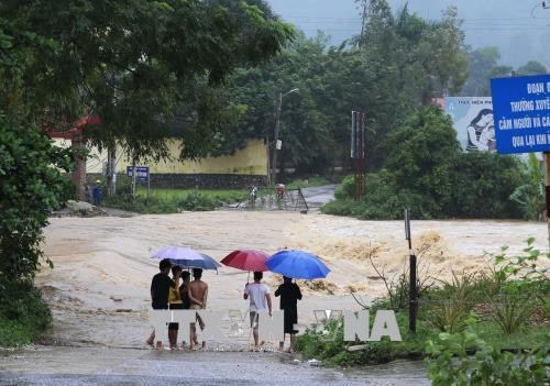 Mặc dù đã có biển cảnh báo lũ, nhiều người dân vẫn ra sát mép nước để xem lũ về tại ngầm Mỏ Chảo, thị trấn Đồng Mỏ, huyện Chi Lăng (ảnh chụp lúc 15g 6 phút, ngày 17/8). Ảnh: Phạm Hậu - TTXVN Mặc dù đã có biển cảnh báo lũ, nhiều người dân vẫn ra sát mép nước để xem lũ về tại ngầm Mỏ Chảo, thị trấn Đồng Mỏ, huyện Chi Lăng (ảnh chụp lúc 15g 6 phút, ngày 17/8). Ảnh: Phạm Hậu - TTXVN
