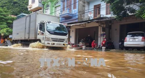 Đường giao thông qua thị trấn Đồng Mỏ, huyện Chi Lăng bị ngập sâu (ảnh chụp trưa 17/8). Ảnh: Hoàng Hùng - TTXVN Đường giao thông qua thị trấn Đồng Mỏ, huyện Chi Lăng bị ngập sâu (ảnh chụp trưa 17/8). Ảnh: Hoàng Hùng - TTXVN