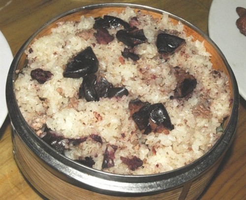 Mùa thu, khi bạn có dịp vào các bản làng của người Tày bạn sẽ có dịp được thưởng thức món xôi trám. Mùa thu, khi bạn có dịp vào các bản làng của người Tày bạn sẽ có dịp được thưởng thức món xôi trám.