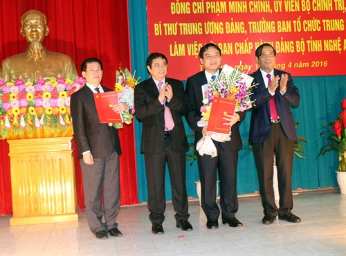 Đồng chí Phạm Minh Chính (thứ hai bên trái) trao quyết định phân công nhiệm vụ của Bộ Chính trị cho đồng chí Hồ Đức Phớc (ngoài cùng bên trái) và đồng chí Nguyễn Đắc Vinh (thứ hai bên phải). Ảnh: Tá Chuyên- TTXVN