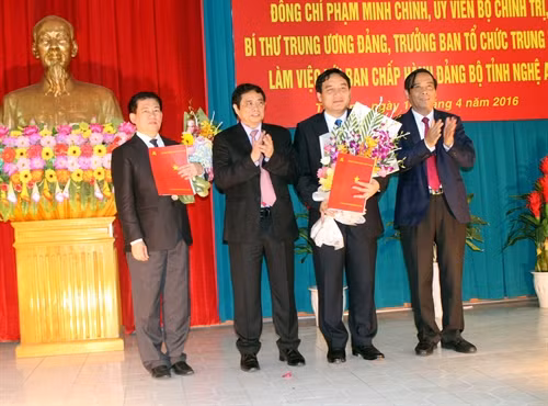 Đồng chí Phạm Minh Chính (thứ hai bên trái) trao quyết định phân công nhiệm vụ của Bộ Chính trị cho đồng chí Hồ Đức Phớc (ngoài cùng bên trái) và đồng chí Nguyễn Đắc Vinh (thứ hai bên phải). Ảnh: Tá Chuyên- TTXVN