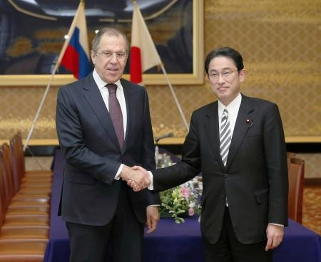 :Ngoại trưởng Fumio Kishida (phải) và Ngoại trưởng Sergey Lavrov (trái) trong cuộc gặp tại Tokyo.Kyodo/TTXVN