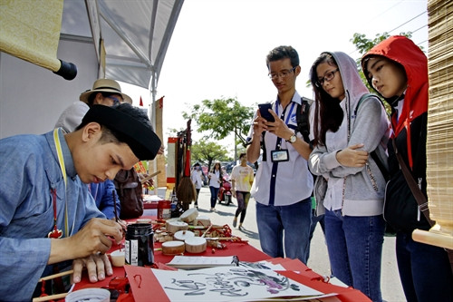 ]Người dân tham gia và tìm hiểu văn hóa các nước trong Ngày hữu nghị quốc tế năm 2015 với chủ đề “Việt Nam hội nhập”. tổ chức tại thành phố Hồ Chí Minh, ngày 12/12/2015 Ảnh : Thế Anh-TTXVN