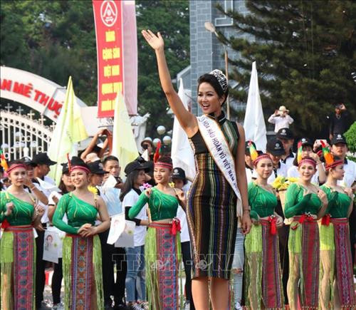 Hoa hậu Hoàn vũ H’hen Niê tham gia Lễ hội đường phố trong chương trình Lễ hội Cà phê Buôn Ma Thuột lần thứ 7 năm 2019. Ảnh: Tuấn Anh - TTXVN Hoa hậu Hoàn vũ H’hen Niê tham gia Lễ hội đường phố trong chương trình Lễ hội Cà phê Buôn Ma Thuột lần thứ 7 năm 2019. Ảnh: Tuấn Anh - TTXVN