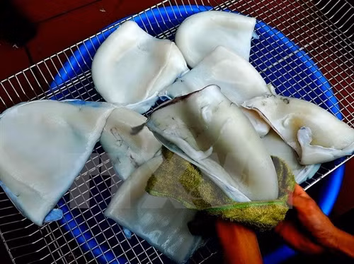 Nguồn nguyên liệu chính để tạo nên món chả mực đặc sản là mực mai. Những con mực làm chả được chọn mua rất kỹ lưỡng