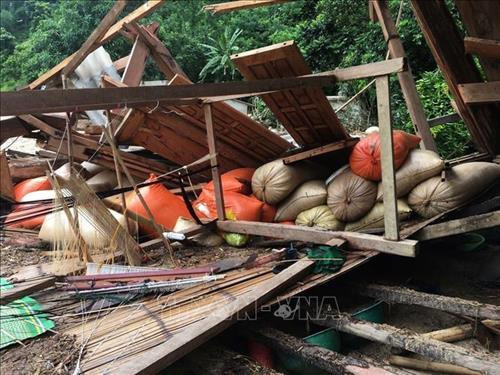 Nhà và tài sản của người dân bản Sa Ná tan hoang sau lũ dữ. Ảnh: Trịnh Duy Hưng - TTXVN Nhà và tài sản của người dân bản Sa Ná tan hoang sau lũ dữ. Ảnh: Trịnh Duy Hưng - TTXVN