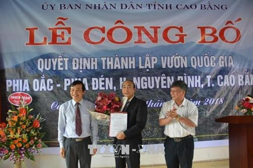 Ngày 14/5/2018, tỉnh Cao Bằng tổ chức Lễ công bố Quyết định của Thủ tướng Chính phủ về việc thành lập Vườn quốc gia Phia Oắc - Phia Đén, huyện Nguyên Bình, tỉnh Cao Bằng. Trong ảnh: Lãnh đạo tỉnh Cao Bằng trao Quyết định của Thủ tướng Chính phủ cho huyện Nguyên Bình. Ảnh: Chu Hiệu - TTXVN. Ngày 14/5/2018, tỉnh Cao Bằng tổ chức Lễ công bố Quyết định của Thủ tướng Chính phủ về việc thành lập Vườn quốc gia Phia Oắc - Phia Đén, huyện Nguyên Bình, tỉnh Cao Bằng. Trong ảnh: Lãnh đạo tỉnh Cao Bằng trao Quyết định của Thủ tướng Chính phủ cho huyện Nguyên Bình. Ảnh: Chu Hiệu - TTXVN.